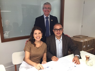 Sentados: Dra. Cristiane Branquinho Lucas (Promotora de Justiça) e Dr. Alexandre de Oliveira Alcântara (promotor de Justiça e Presidente AMPID), em pé: Dr. José Elias Soares Pinheiro (Presidente SBGG).